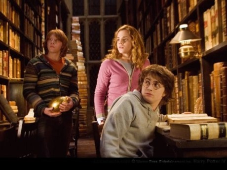 Paní Weasleyová ke svým milovaným kromě syna Rona počítá i jeho nejlepší přátele - Harryho a Hermionu. Zdroj distributor filmu.
