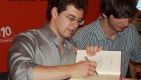 FOTO: Christopher Paolini při autogramiádě v Praze
