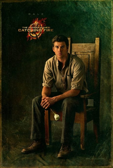 Gale taktéž drží bílou růži. Zdroj: Universal Pictures