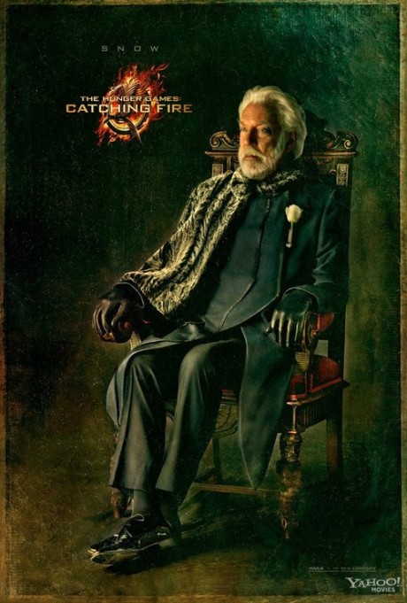 Donald Sutherland jako Snow s bílou růží na klopě. Zdroj: Universal Pictures