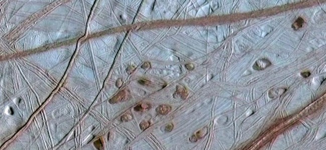 Detail struktur na povrchu Europy. Zdroj: Wikimedia
