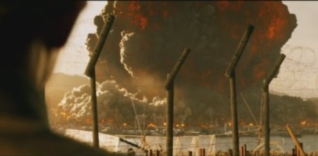Atomová bomba na stránkách knih. Zdroj: distributor filmu.