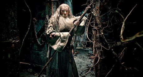 Gandalf Šedý patrně v temné pevnosti Dol Guldur. Zdroj: Warner Bros. Pictures