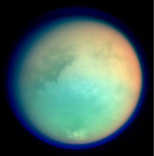 FOTO: Atmosférická vrstva Titanu