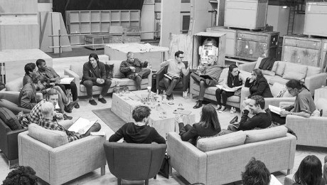 Scenárista a režisér J. J. Abrams sedí v centru napravo, vedle něj (v pořadí hodinových ručiček) si zkoušejí text Harrison Ford, Daisy Ridley, Carrie Fisher, Peter Mayhew, producent Bryan Burk, předsedkyně Lucasfilmu Kathleen Kennedy, Domhnall Gleeson, Anthony Daniels, Mark Hamill, Andy Serkis, Oscar Isaac, John Boyega, Adam Driver a scenárista Lawrence Kasdan.