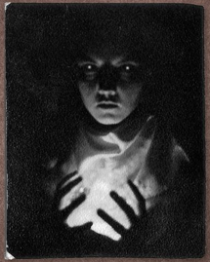 divka-s-ohnem-v-ruce