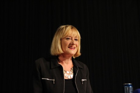 Hattie Hayridge, na černém pozadí vypadá skoro stejně jako na palubě Červeného trpaslíka. Zdroj: Festival fantazie, Roman Kresta