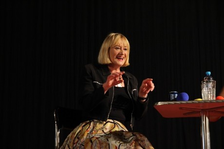 Hattie Hayridge hodně gestikulovala a hodně se smála. Zdroj: Festival fantazie, Roman Kresta