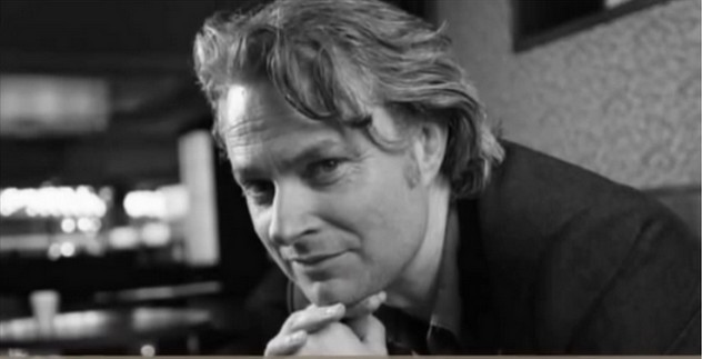 Autor trilogie Simon Toyne ví, jak chytit a nepustit. Zdroj: YouTube.com