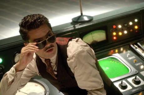 Dominic Cooper jako Howard Stark ve filmu Captain America: První Avenger. Zdroj: Marvel Studios