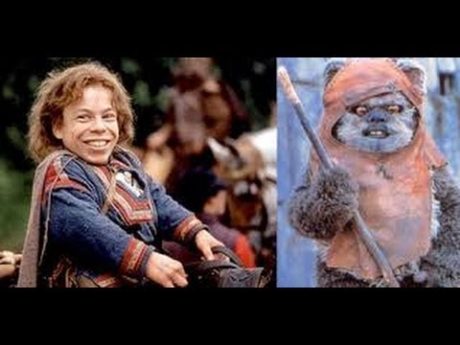 Warwick Davis jako Willow ve stejnojmenném filmu a jako Ewok Wicket v Návratu Jediho. Zdroj: Lucasfilm