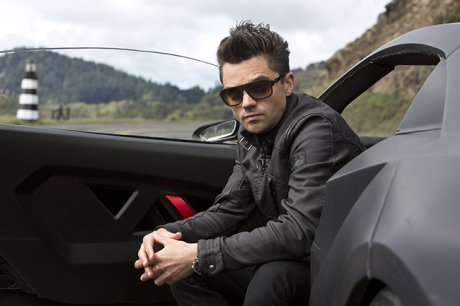 Dominic Cooper coby Dino Brewster ve svém Lamborghini Sesto Elemento. Zdroj: DreamWorks II Distribution