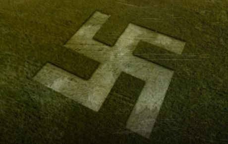 FOTO: Hákový kříž místo kruhu v obilí na plakátech filmu Iron Sky