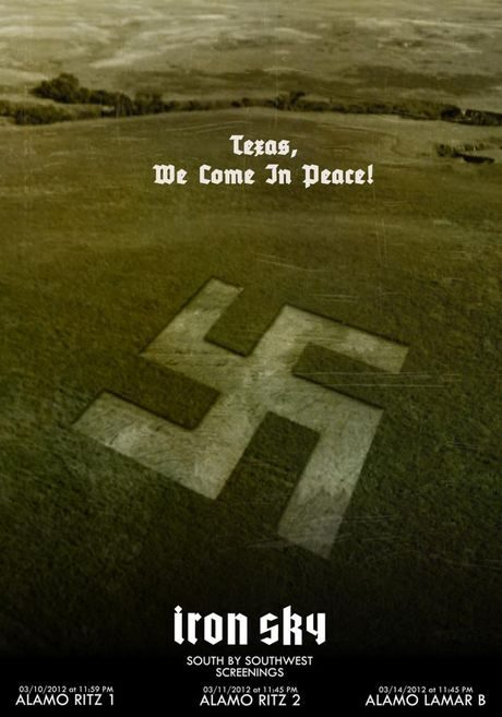 FOTO: Hákový kříž místo kruhu v obilí na plakátech filmu Iron Sky