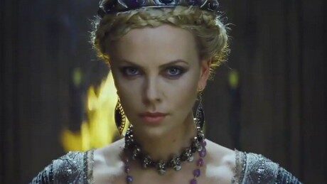 charlize theron ve filmu sněhurka a lovec