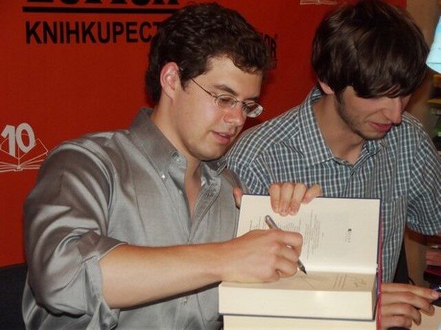 FOTO: Christopher Paolini při autogramiádě v Praze