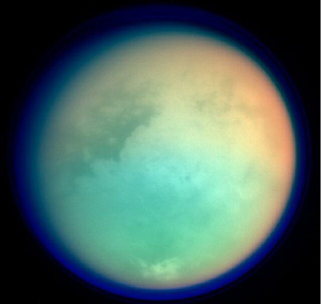 FOTO: Atmosférická vrstva Titanu