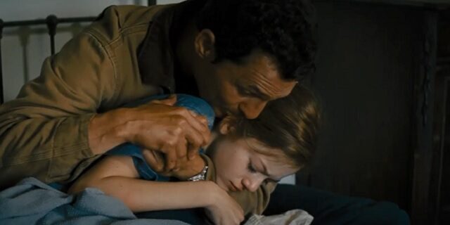 Otec se snaží zachránit své děti před skázou. Zdroj: Reprofoto Youtube.com.