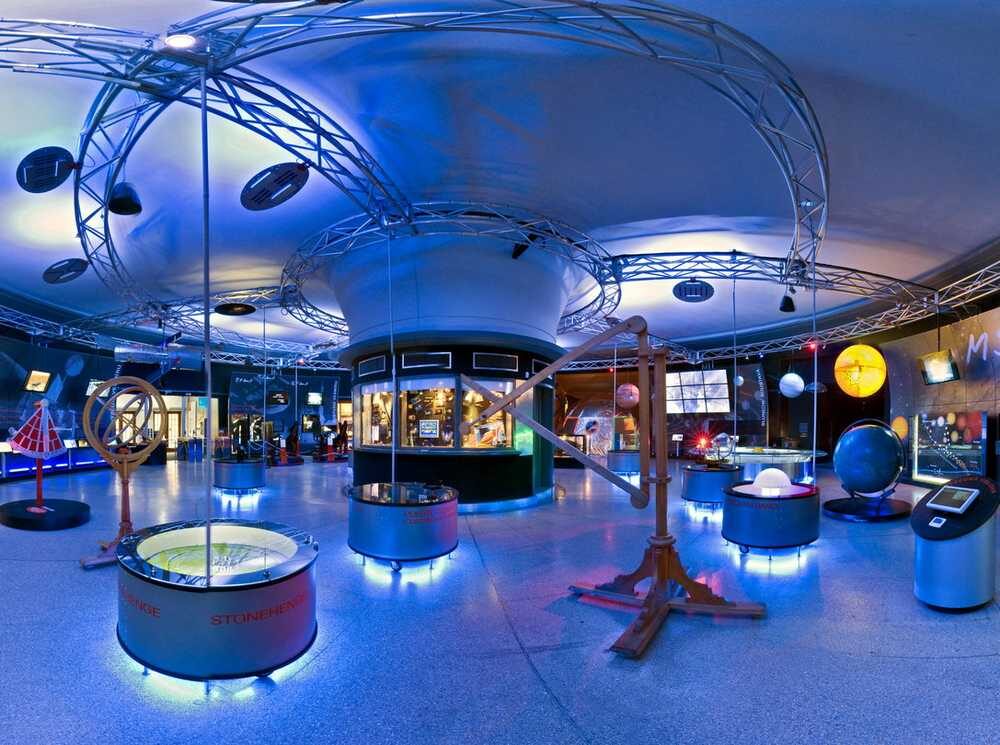 PRAŽSKÉ HVĚZDÁRNY A PLANETÁRIUM