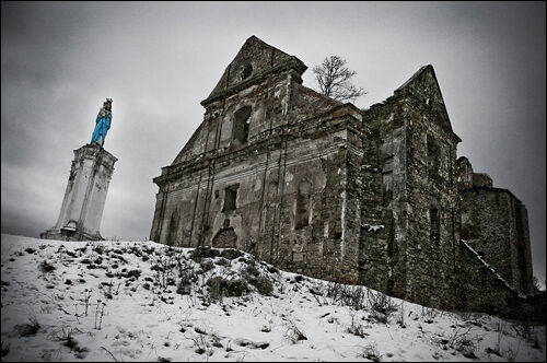 opuštěné opatství ve Velké Británii